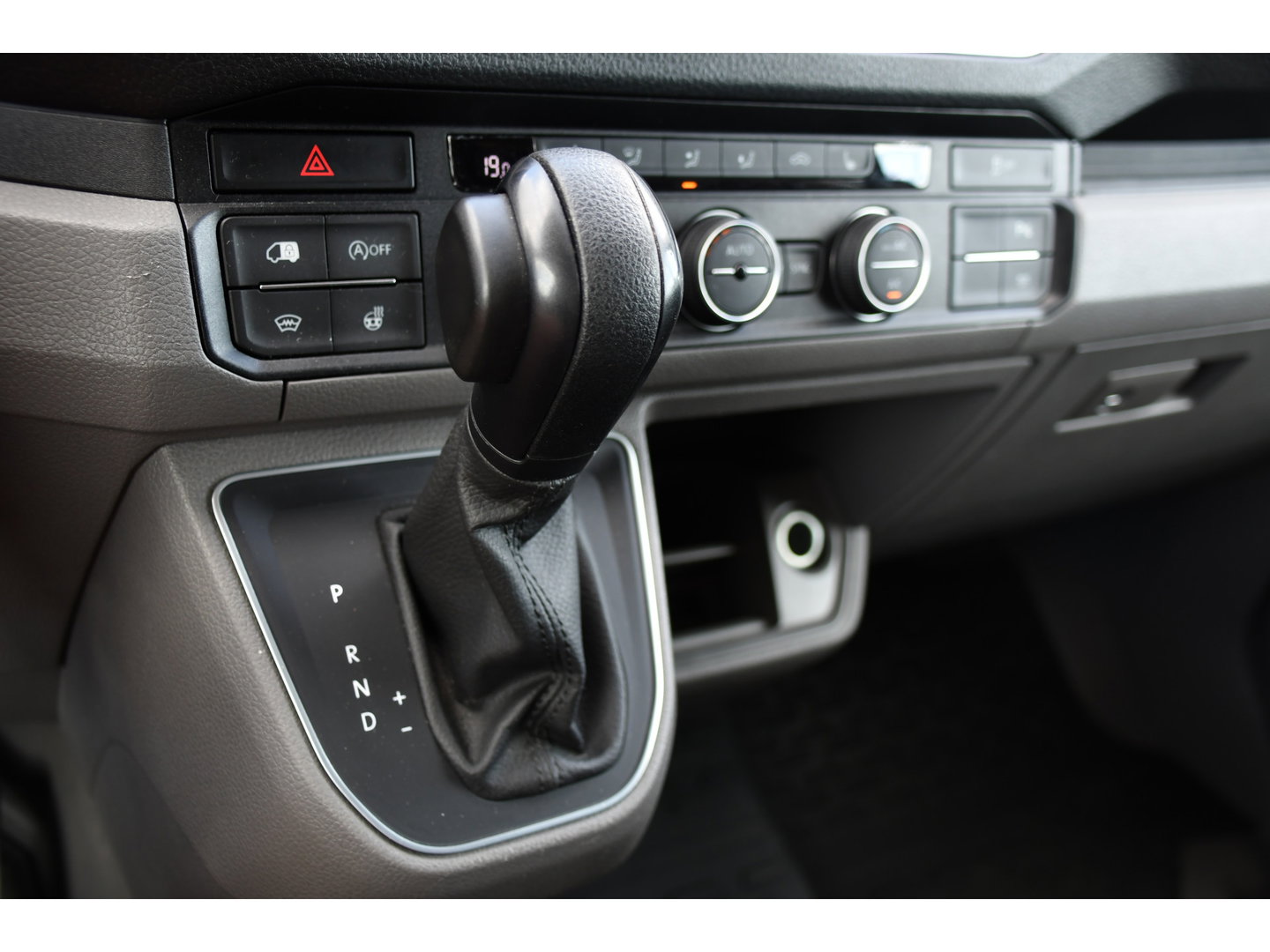 Volkswagen Crafter 35 2.0 TDI L3H2 Highline PB Edition Full Options! Adaptieve Cruise, Camera, Carplay, LED, Stuur verwarming, 177pk, Automaat, Multimedia, Stoelverwarming, Uniek!