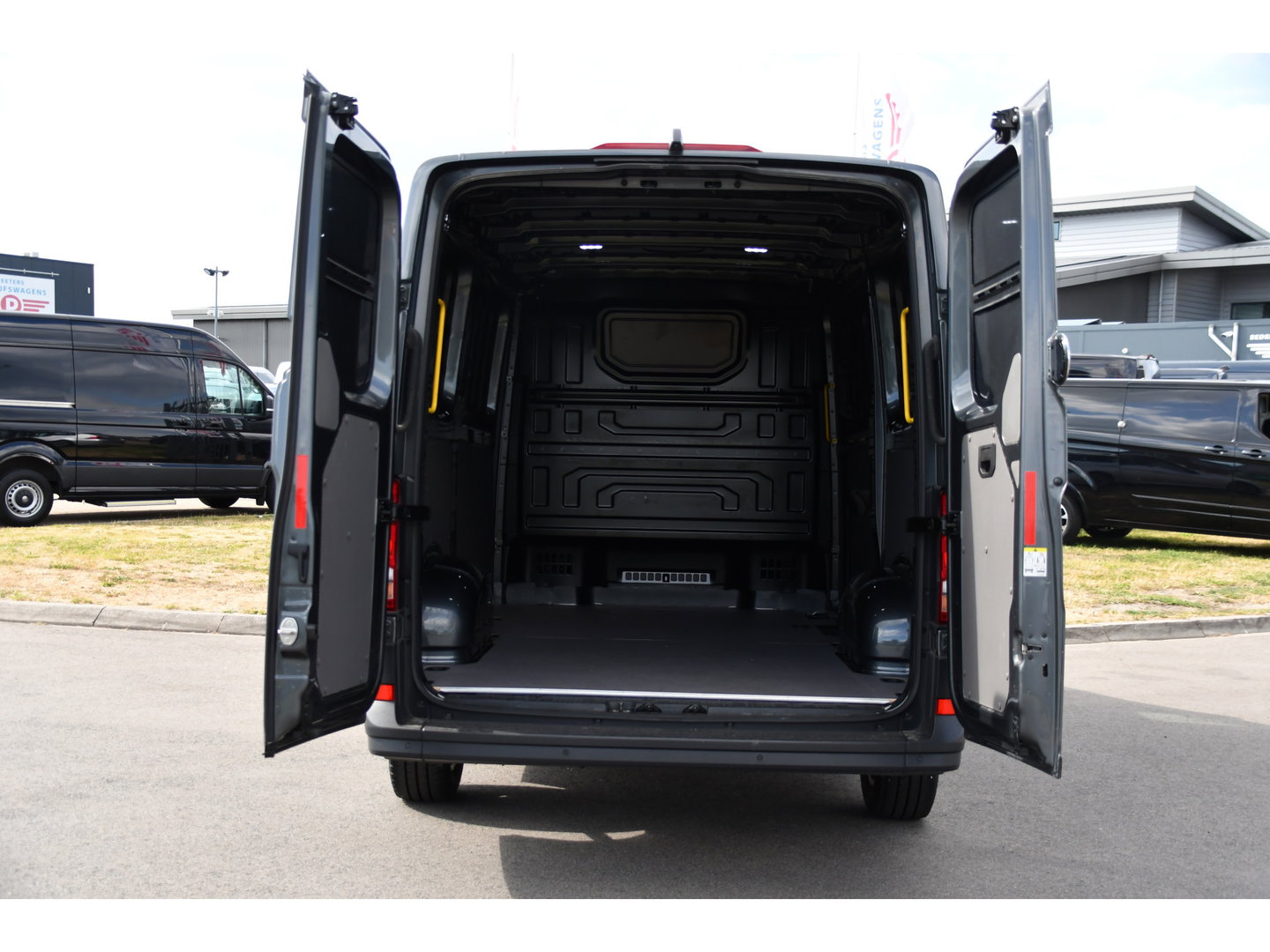 Volkswagen Crafter 35 2.0 TDI L3H2 Highline PB Edition Full Options! Adaptieve Cruise, Camera, Carplay, LED, Stuur verwarming, 177pk, Automaat, Multimedia, Stoelverwarming, Uniek!