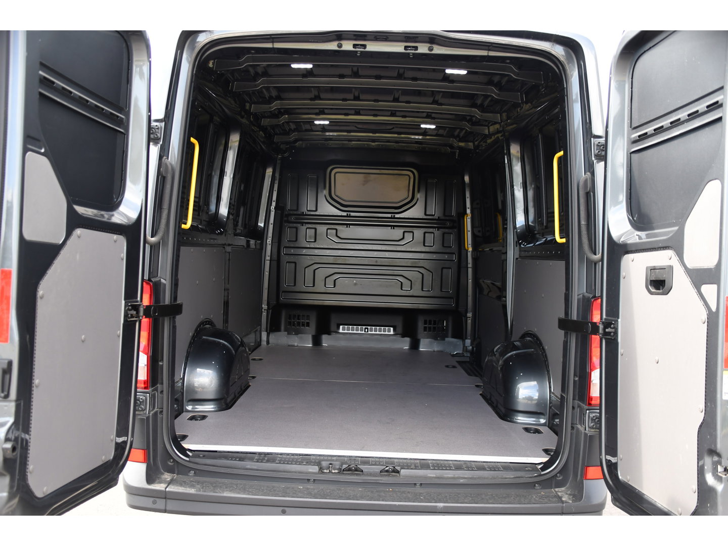 Volkswagen Crafter 35 2.0 TDI L3H2 Highline PB Edition Full Options! Adaptieve Cruise, Camera, Carplay, LED, Stuur verwarming, 177pk, Automaat, Multimedia, Stoelverwarming, Uniek!