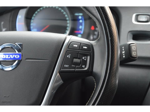 Volvo V60 T3 R-Design | Stoelverwarming | Trekhaak | Rondom parkeersensoren | High Performance Audio | Automaat |