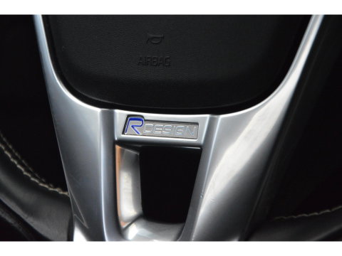 Volvo V60 T3 R-Design | Stoelverwarming | Trekhaak | Rondom parkeersensoren | High Performance Audio | Automaat |