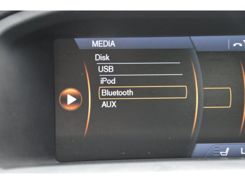 Volvo V60 T3 R-Design | Stoelverwarming | Trekhaak | Rondom parkeersensoren | High Performance Audio | Automaat |