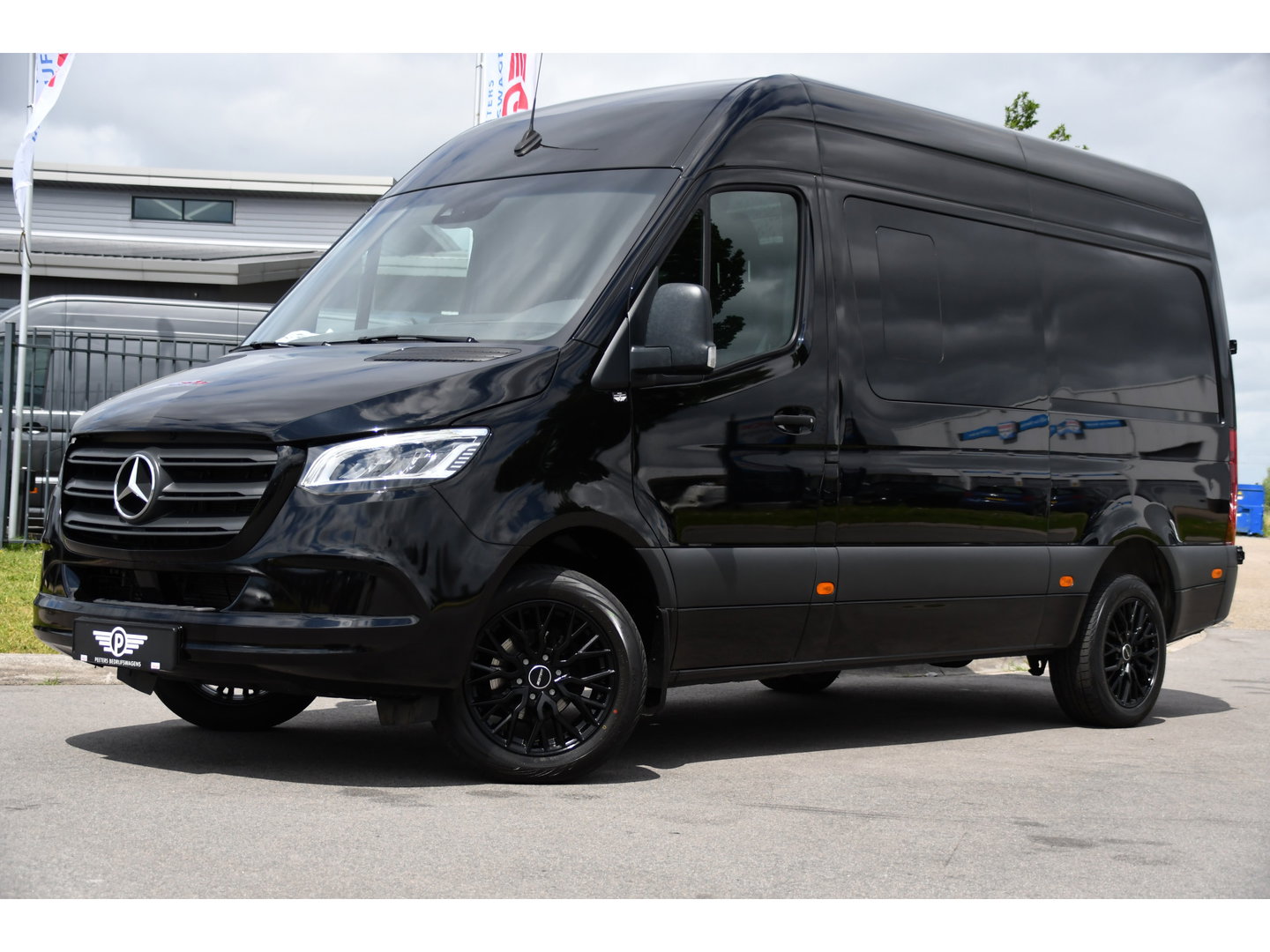 Mercedes-Benz Sprinter 319 3.0 CDI L2H2 DC Black Edition MARGE! Adaptieve Cruise, Camera, LED, Carplay, Standkachel, 10,5'' Mbux, Automaat, 3500kg Trekhaak, Uniek!