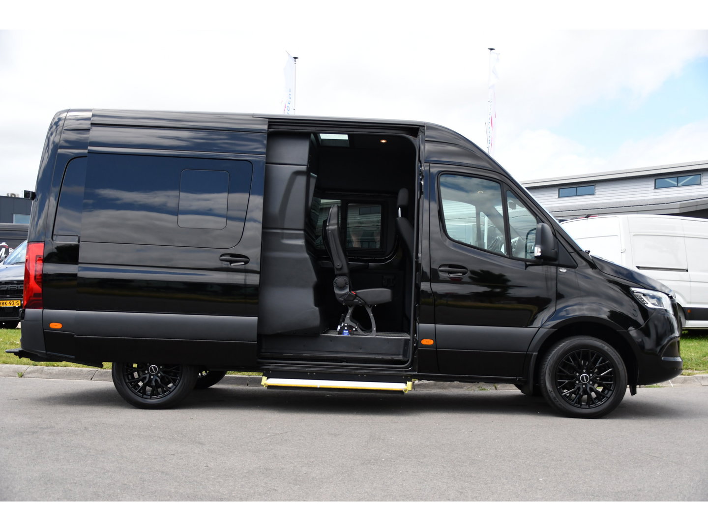 Mercedes-Benz Sprinter 319 3.0 CDI L2H2 DC Black Edition MARGE! Adaptieve Cruise, Camera, LED, Carplay, Standkachel, 10,5'' Mbux, Automaat, 3500kg Trekhaak, Uniek!
