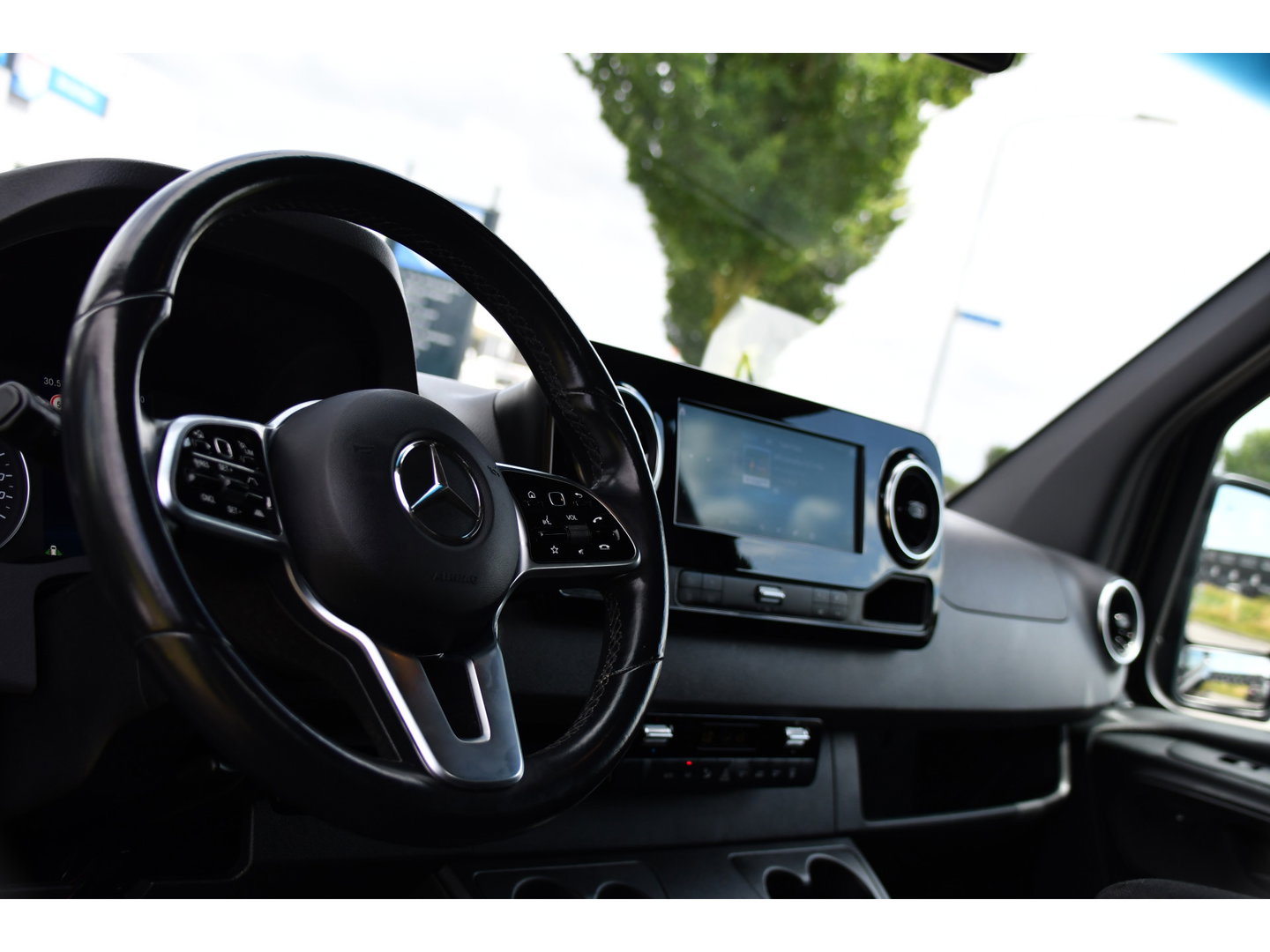 Mercedes-Benz Sprinter 319 3.0 CDI L2H2 DC Black Edition MARGE! Adaptieve Cruise, Camera, LED, Carplay, Standkachel, 10,5'' Mbux, Automaat, 3500kg Trekhaak, Uniek!
