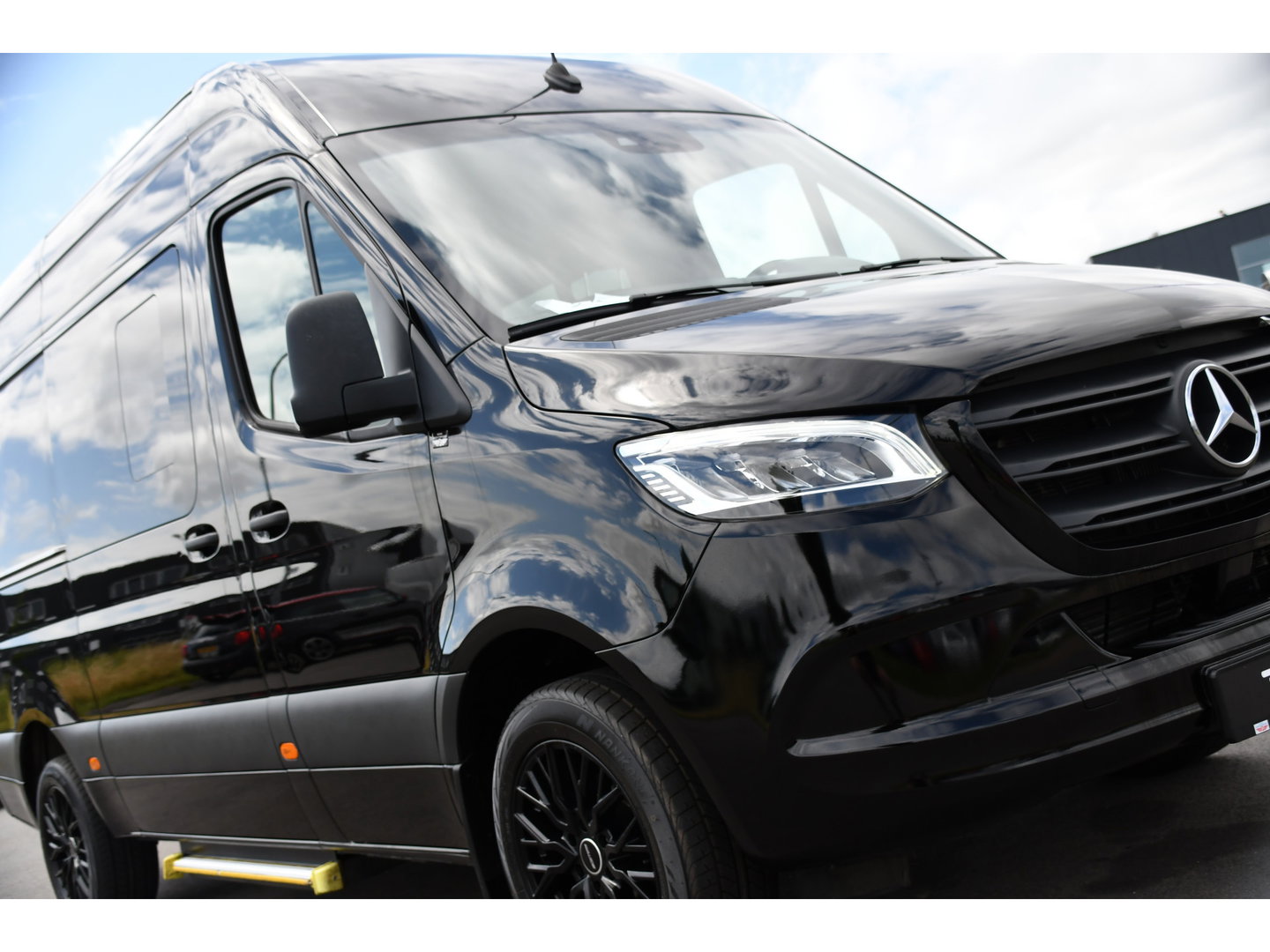 Mercedes-Benz Sprinter 319 3.0 CDI L2H2 DC Black Edition MARGE! Adaptieve Cruise, Camera, LED, Carplay, Standkachel, 10,5'' Mbux, Automaat, 3500kg Trekhaak, Uniek!