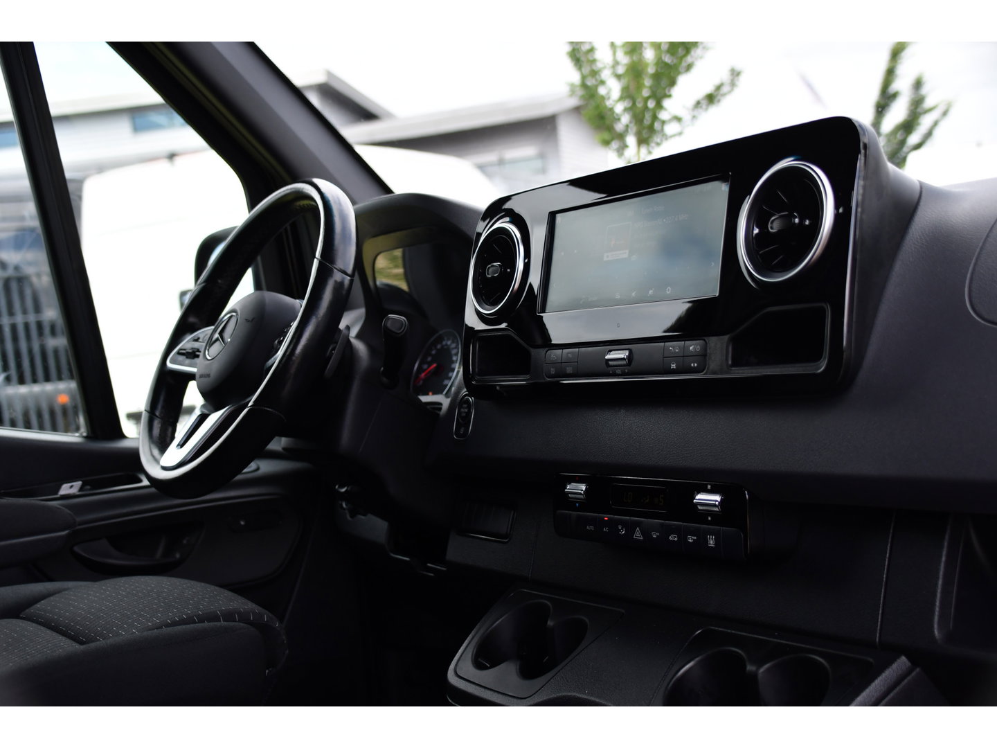 Mercedes-Benz Sprinter 319 3.0 CDI L2H2 DC Black Edition MARGE! Adaptieve Cruise, Camera, LED, Carplay, Standkachel, 10,5'' Mbux, Automaat, 3500kg Trekhaak, Uniek!