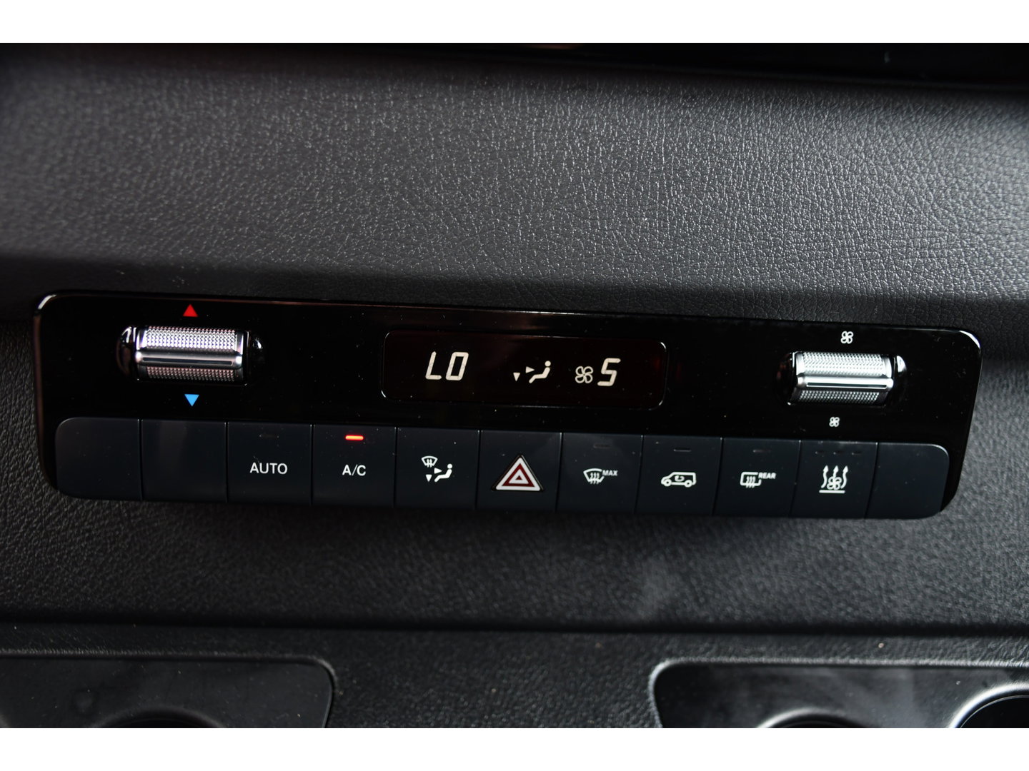Mercedes-Benz Sprinter 319 3.0 CDI L2H2 DC Black Edition MARGE! Adaptieve Cruise, Camera, LED, Carplay, Standkachel, 10,5'' Mbux, Automaat, 3500kg Trekhaak, Uniek!