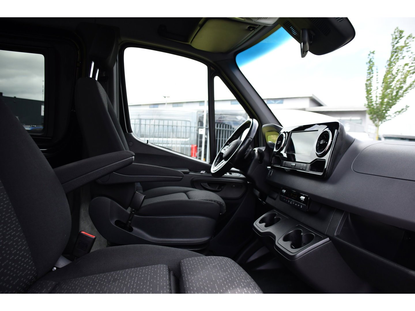 Mercedes-Benz Sprinter 319 3.0 CDI L2H2 DC Black Edition MARGE! Adaptieve Cruise, Camera, LED, Carplay, Standkachel, 10,5'' Mbux, Automaat, 3500kg Trekhaak, Uniek!