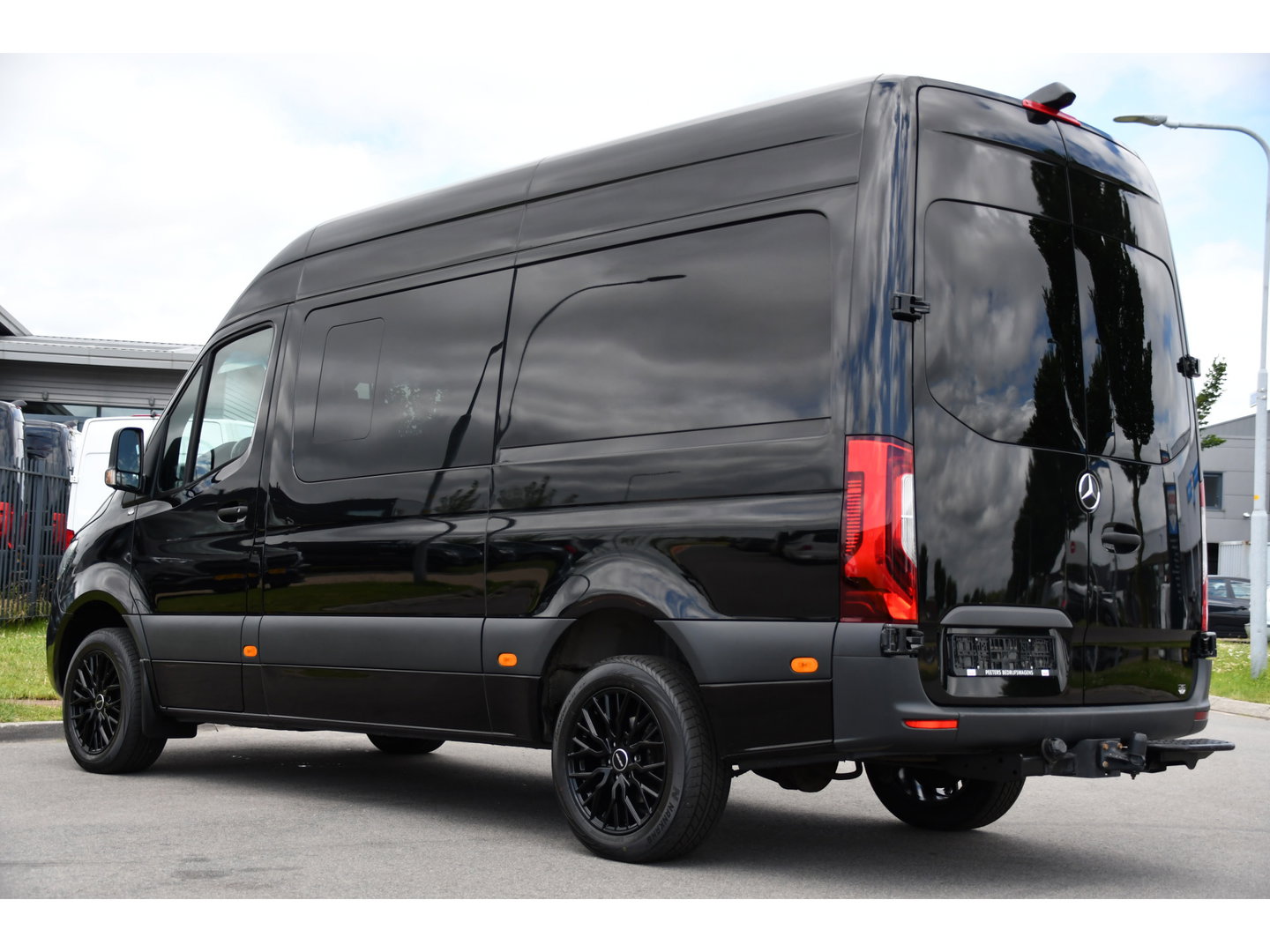 Mercedes-Benz Sprinter 319 3.0 CDI L2H2 DC Black Edition MARGE! Adaptieve Cruise, Camera, LED, Carplay, Standkachel, 10,5'' Mbux, Automaat, 3500kg Trekhaak, Uniek!