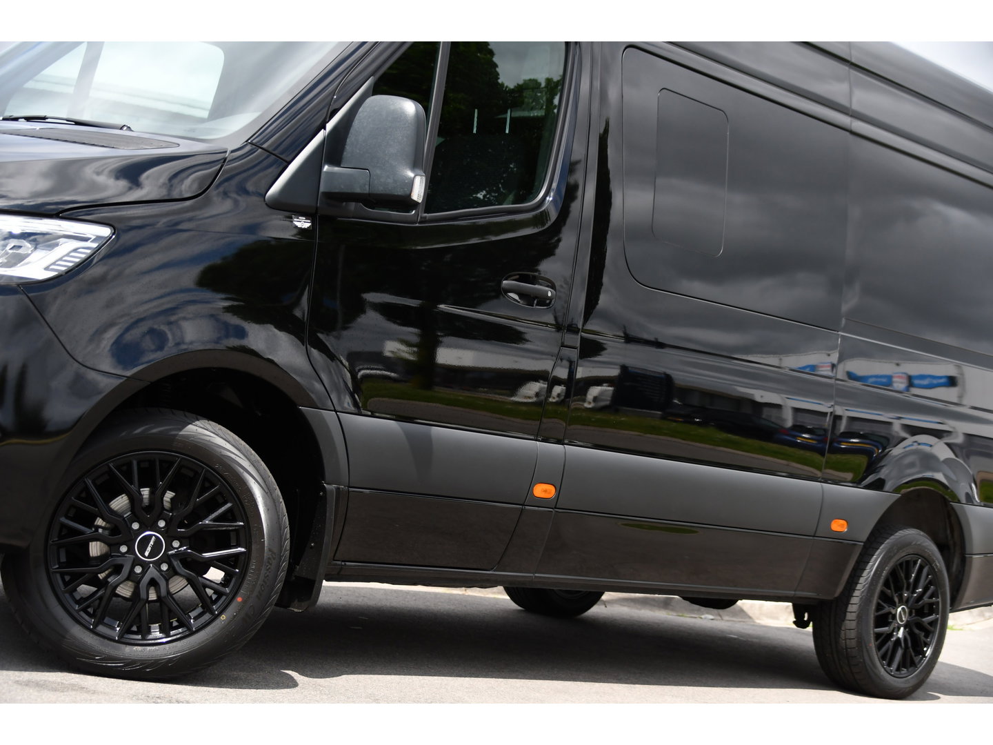 Mercedes-Benz Sprinter 319 3.0 CDI L2H2 DC Black Edition MARGE! Adaptieve Cruise, Camera, LED, Carplay, Standkachel, 10,5'' Mbux, Automaat, 3500kg Trekhaak, Uniek!