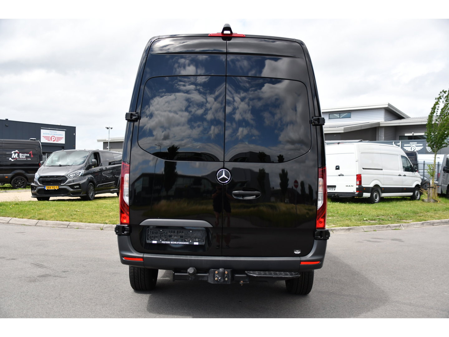 Mercedes-Benz Sprinter 319 3.0 CDI L2H2 DC Black Edition MARGE! Adaptieve Cruise, Camera, LED, Carplay, Standkachel, 10,5'' Mbux, Automaat, 3500kg Trekhaak, Uniek!