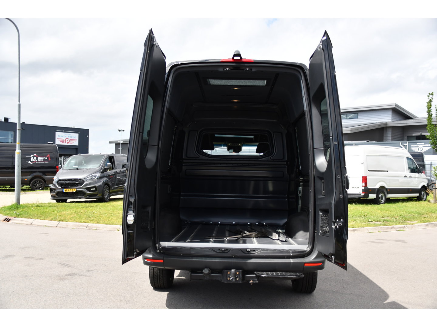 Mercedes-Benz Sprinter 319 3.0 CDI L2H2 DC Black Edition MARGE! Adaptieve Cruise, Camera, LED, Carplay, Standkachel, 10,5'' Mbux, Automaat, 3500kg Trekhaak, Uniek!