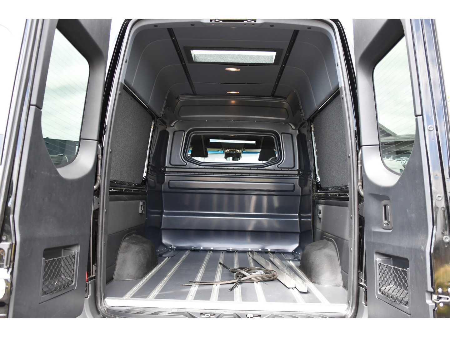 Mercedes-Benz Sprinter 319 3.0 CDI L2H2 DC Black Edition MARGE! Adaptieve Cruise, Camera, LED, Carplay, Standkachel, 10,5'' Mbux, Automaat, 3500kg Trekhaak, Uniek!