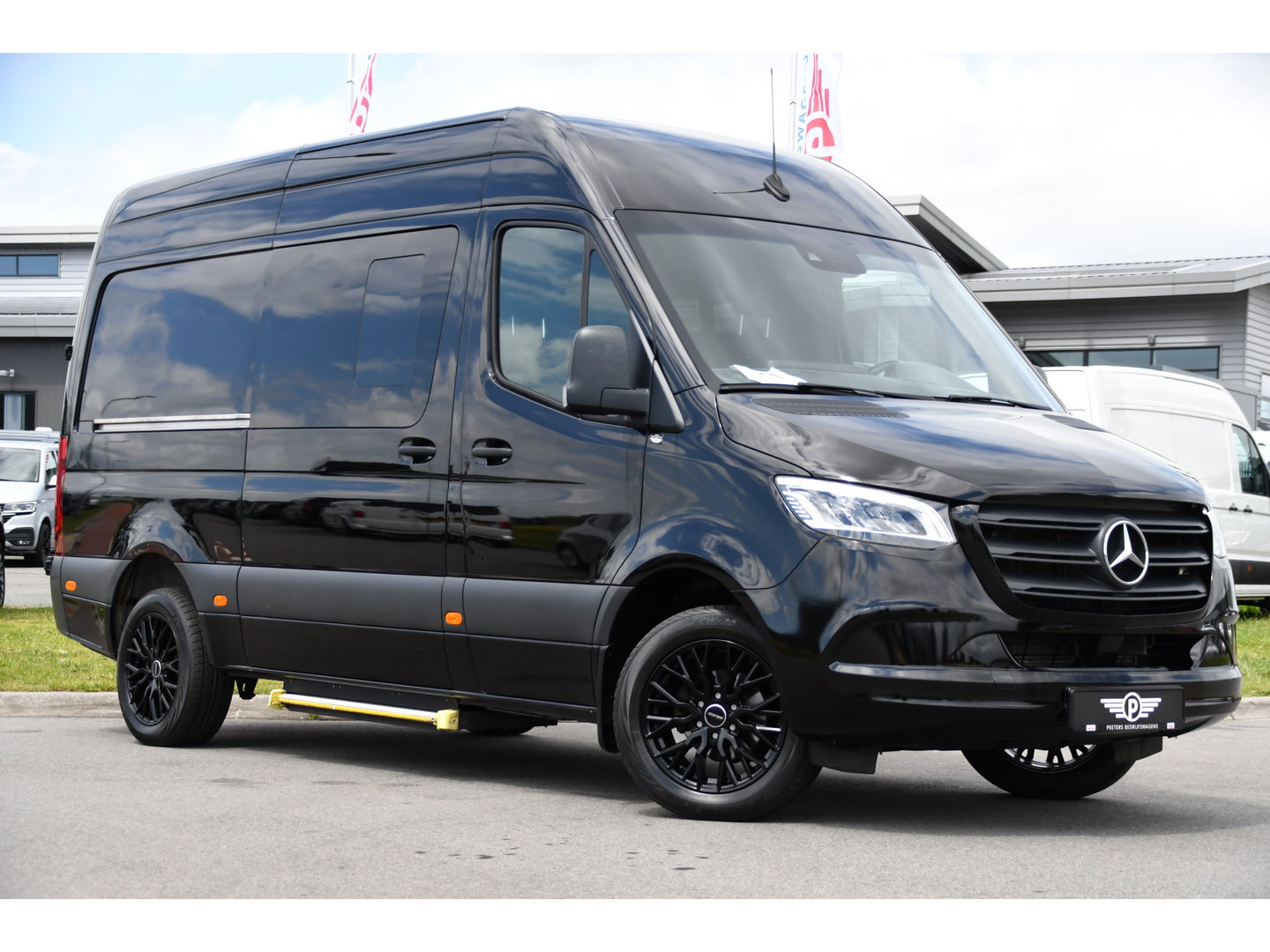 Mercedes-Benz Sprinter 319 3.0 CDI L2H2 DC Black Edition MARGE! Adaptieve Cruise, Camera, LED, Carplay, Standkachel, 10,5'' Mbux, Automaat, 3500kg Trekhaak, Uniek!