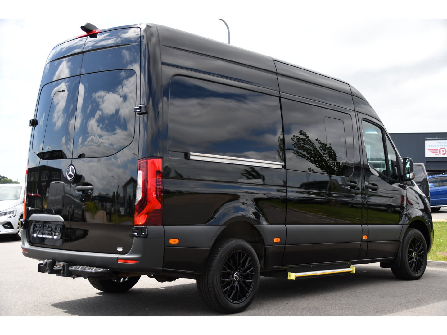 Mercedes-Benz Sprinter 319 3.0 CDI L2H2 DC Black Edition MARGE! Adaptieve Cruise, Camera, LED, Carplay, Standkachel, 10,5'' Mbux, Automaat, 3500kg Trekhaak, Uniek!