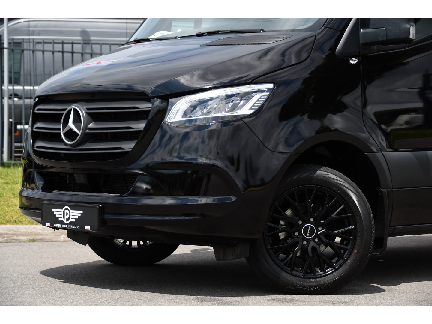 Mercedes-Benz Sprinter 319 3.0 CDI L2H2 DC Black Edition MARGE! Adaptieve Cruise, Camera, LED, Carplay, Standkachel, 10,5'' Mbux, Automaat, 3500kg Trekhaak, Uniek!