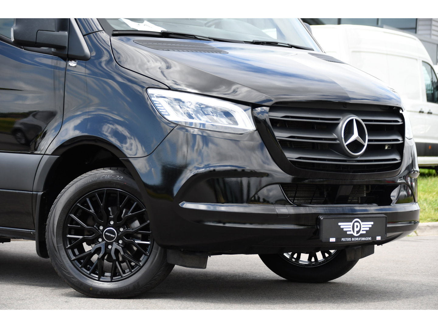 Mercedes-Benz Sprinter 319 3.0 CDI L2H2 DC Black Edition MARGE! Adaptieve Cruise, Camera, LED, Carplay, Standkachel, 10,5'' Mbux, Automaat, 3500kg Trekhaak, Uniek!