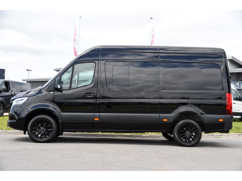 Mercedes-Benz Sprinter 319 3.0 CDI L2H2 DC Black Edition MARGE! Adaptieve Cruise, Camera, LED, Carplay, Standkachel, 10,5'' Mbux, Automaat, 3500kg Trekhaak, Uniek!