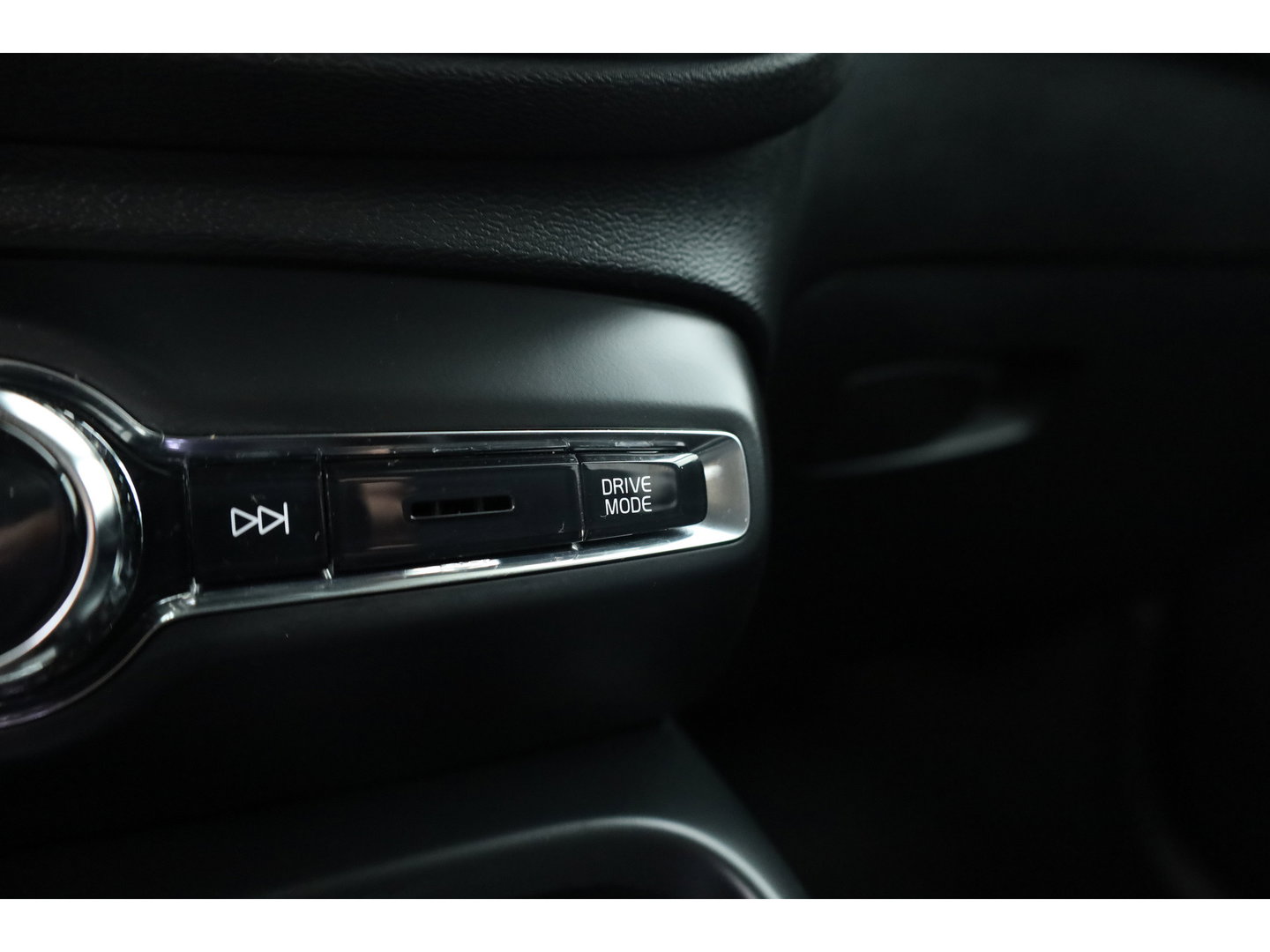 Volvo XC40 1.5 T5 Plug-in hybrid Plus Dark | ACC | Blis | H&K audio | 19' | Memory stoelen |