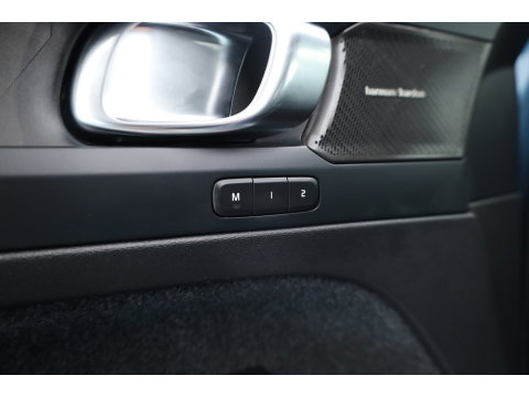 Volvo XC40 1.5 T5 Plug-in hybrid Plus Dark | ACC | Blis | H&K audio | 19' | Memory stoelen |