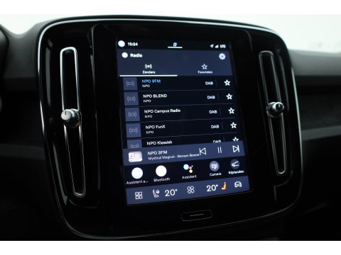 Volvo XC40 Single Motor Plus 70 kWh | Prijs Rijklaar | Adap. Cruise | Dodehoek (Blis) |Stoel + stuurverwarming | Warmtepomp | Google |