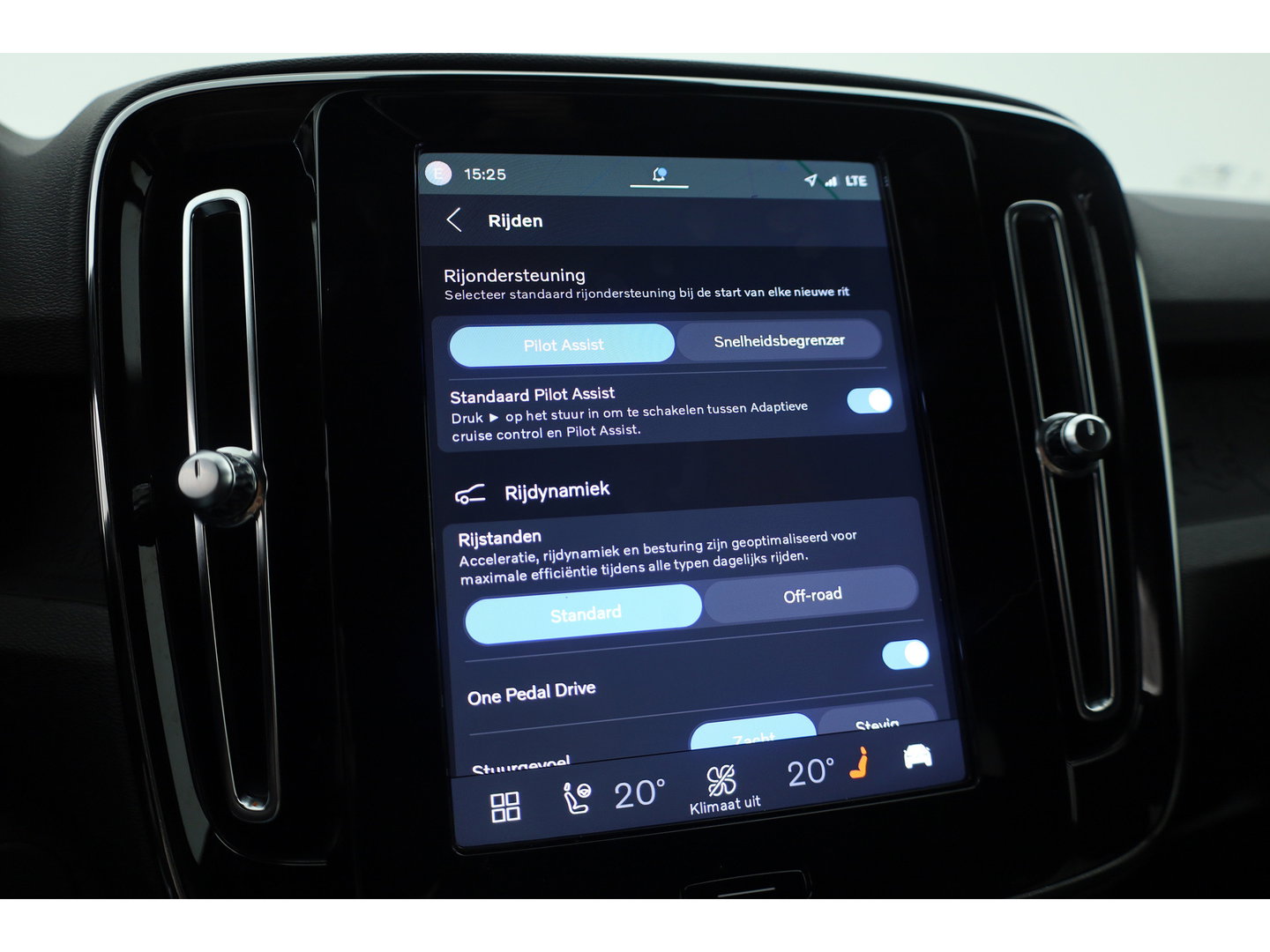 Volvo XC40 Single Motor Plus 70 kWh | Prijs Rijklaar | Adap. Cruise | Dodehoek (Blis) |Stoel + stuurverwarming | Warmtepomp | Google |