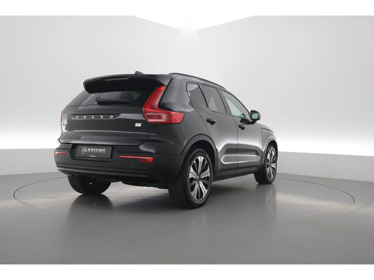 Volvo XC40 Single Motor Plus 70 kWh | Prijs Rijklaar | Adap. Cruise | Dodehoek (Blis) |Stoel + stuurverwarming | Warmtepomp | Google |