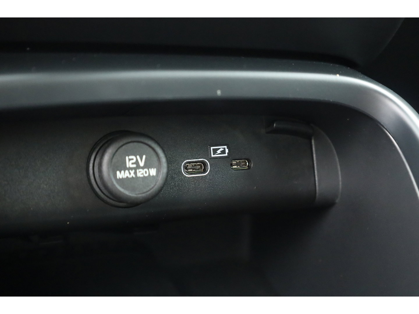 Volvo XC40 Single Motor Plus 70 kWh | Prijs Rijklaar | Adap. Cruise | Dodehoek (Blis) |Stoel + stuurverwarming | Warmtepomp | Google |