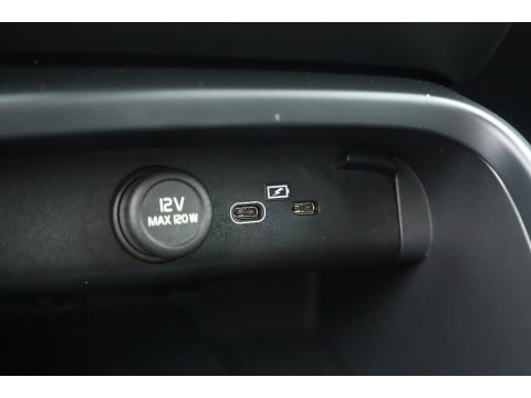 Volvo XC40 Single Motor Plus 70 kWh | Prijs Rijklaar | Adap. Cruise | Dodehoek (Blis) |Stoel + stuurverwarming | Warmtepomp | Google |