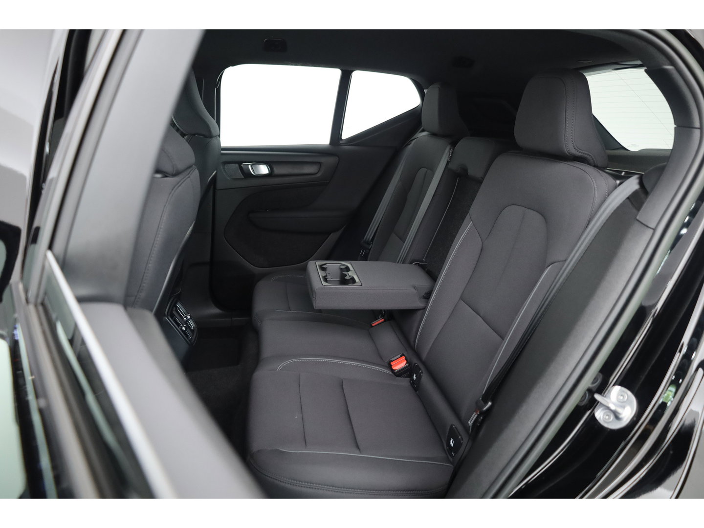 Volvo XC40 Single Motor Plus 70 kWh | Prijs Rijklaar | Adap. Cruise | Dodehoek (Blis) |Stoel + stuurverwarming | Warmtepomp | Google |