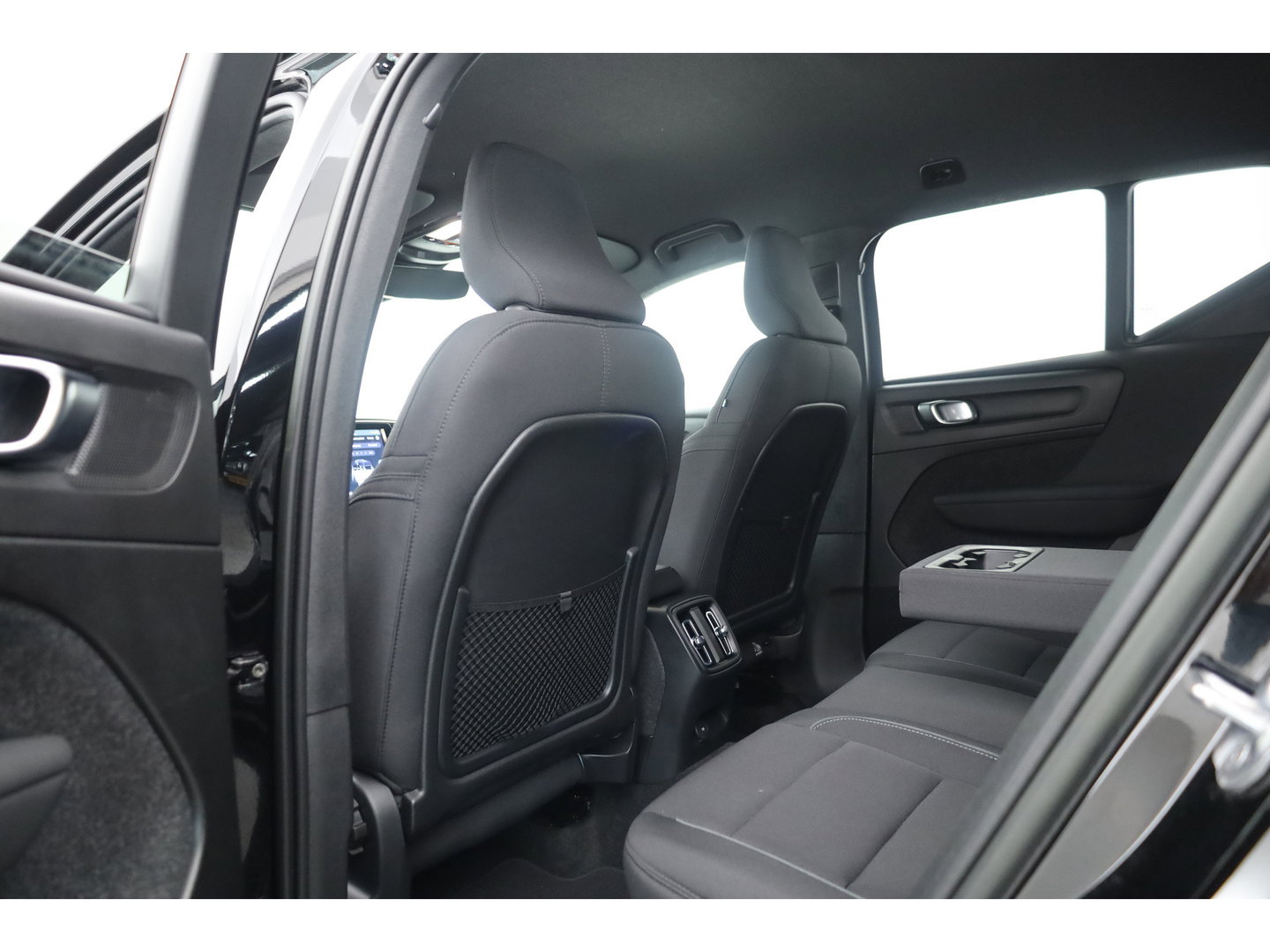 Volvo XC40 Single Motor Plus 70 kWh | Prijs Rijklaar | Adap. Cruise | Dodehoek (Blis) |Stoel + stuurverwarming | Warmtepomp | Google |