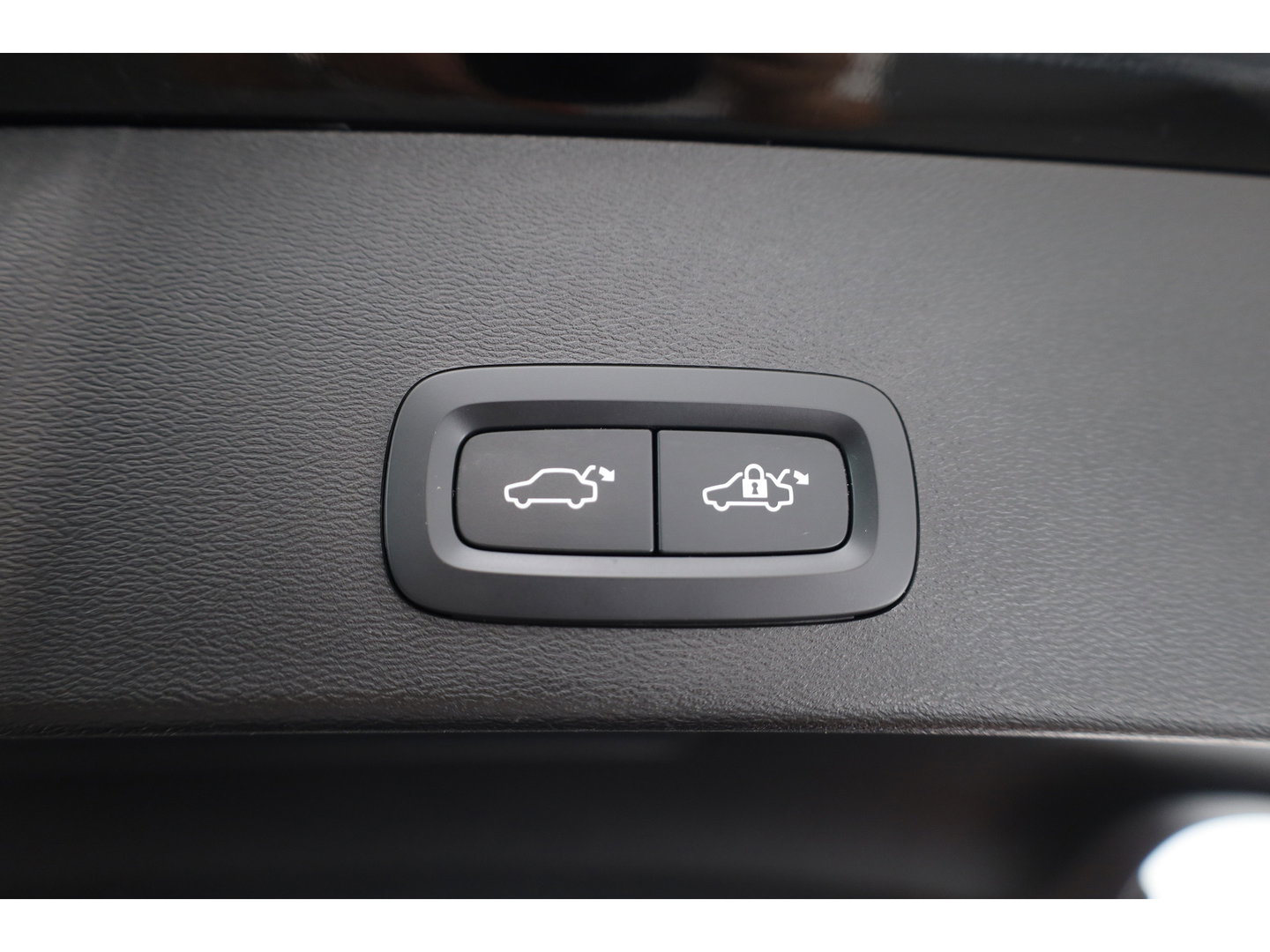 Volvo XC40 Single Motor Plus 70 kWh | Prijs Rijklaar | Adap. Cruise | Dodehoek (Blis) |Stoel + stuurverwarming | Warmtepomp | Google |