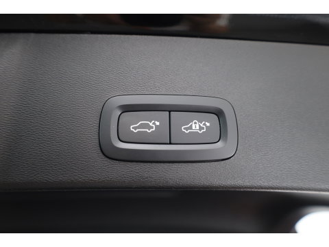 Volvo XC40 Single Motor Plus 70 kWh | Prijs Rijklaar | Adap. Cruise | Dodehoek (Blis) |Stoel + stuurverwarming | Warmtepomp | Google |