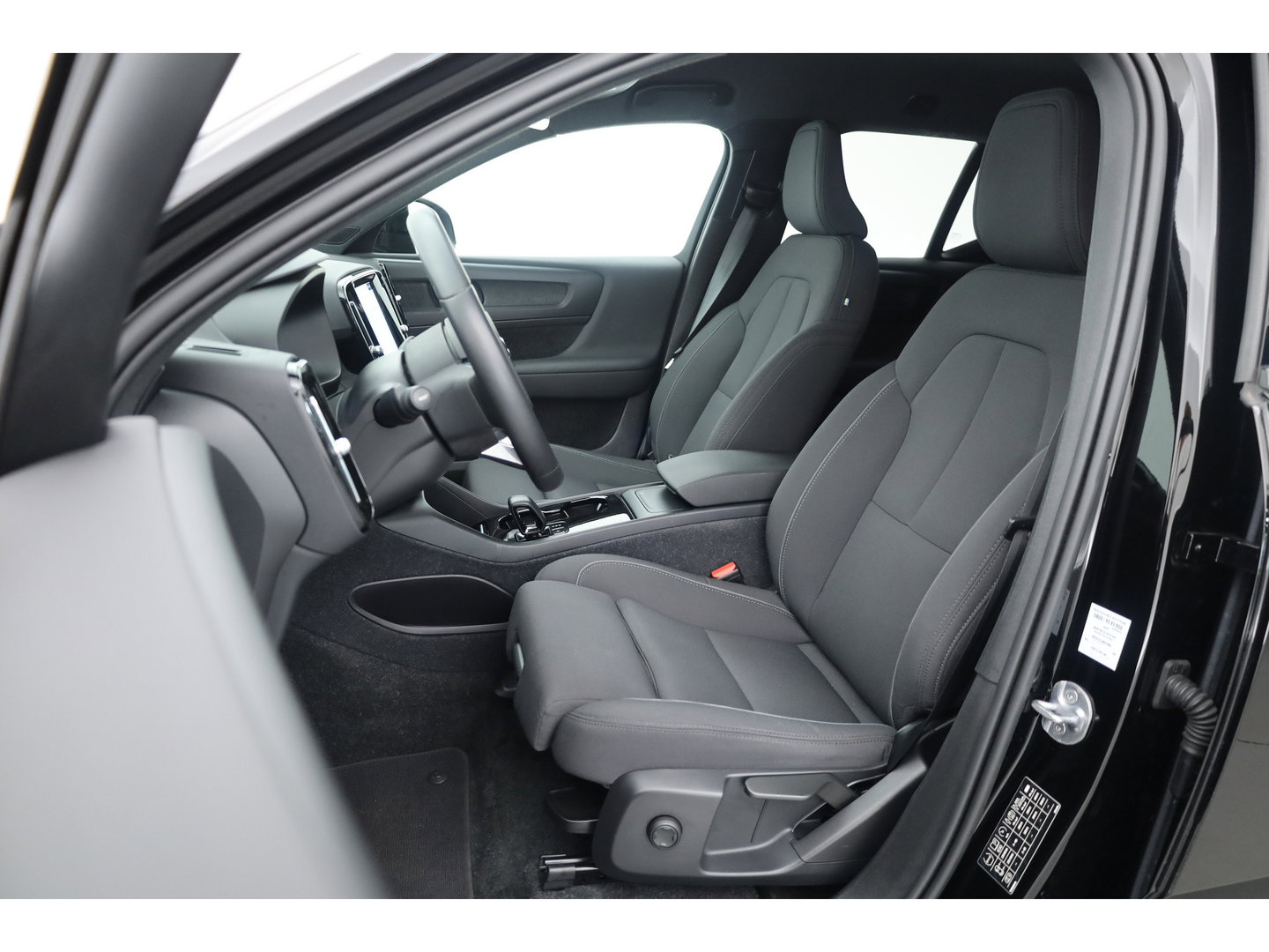 Volvo XC40 Single Motor Plus 70 kWh | Prijs Rijklaar | Adap. Cruise | Dodehoek (Blis) |Stoel + stuurverwarming | Warmtepomp | Google |