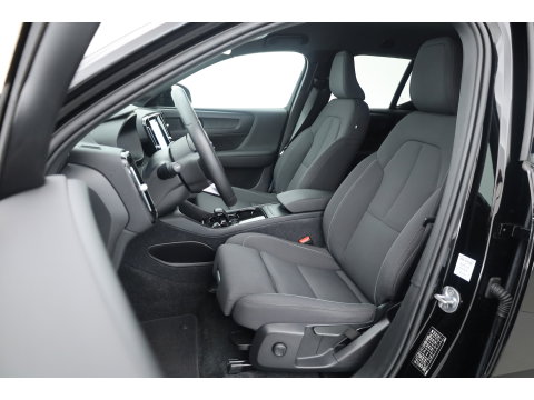 Volvo XC40 Single Motor Plus 70 kWh | Prijs Rijklaar | Adap. Cruise | Dodehoek (Blis) |Stoel + stuurverwarming | Warmtepomp | Google |