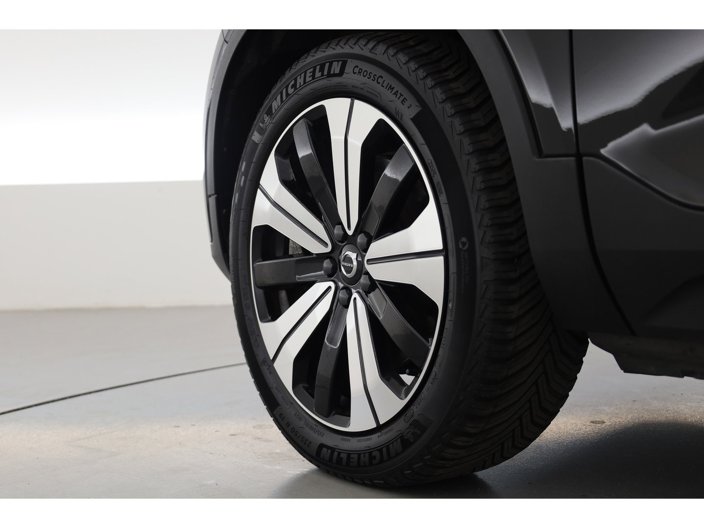 Volvo XC40 Single Motor Plus 70 kWh | Prijs Rijklaar | Adap. Cruise | Dodehoek (Blis) |Stoel + stuurverwarming | Warmtepomp | Google |