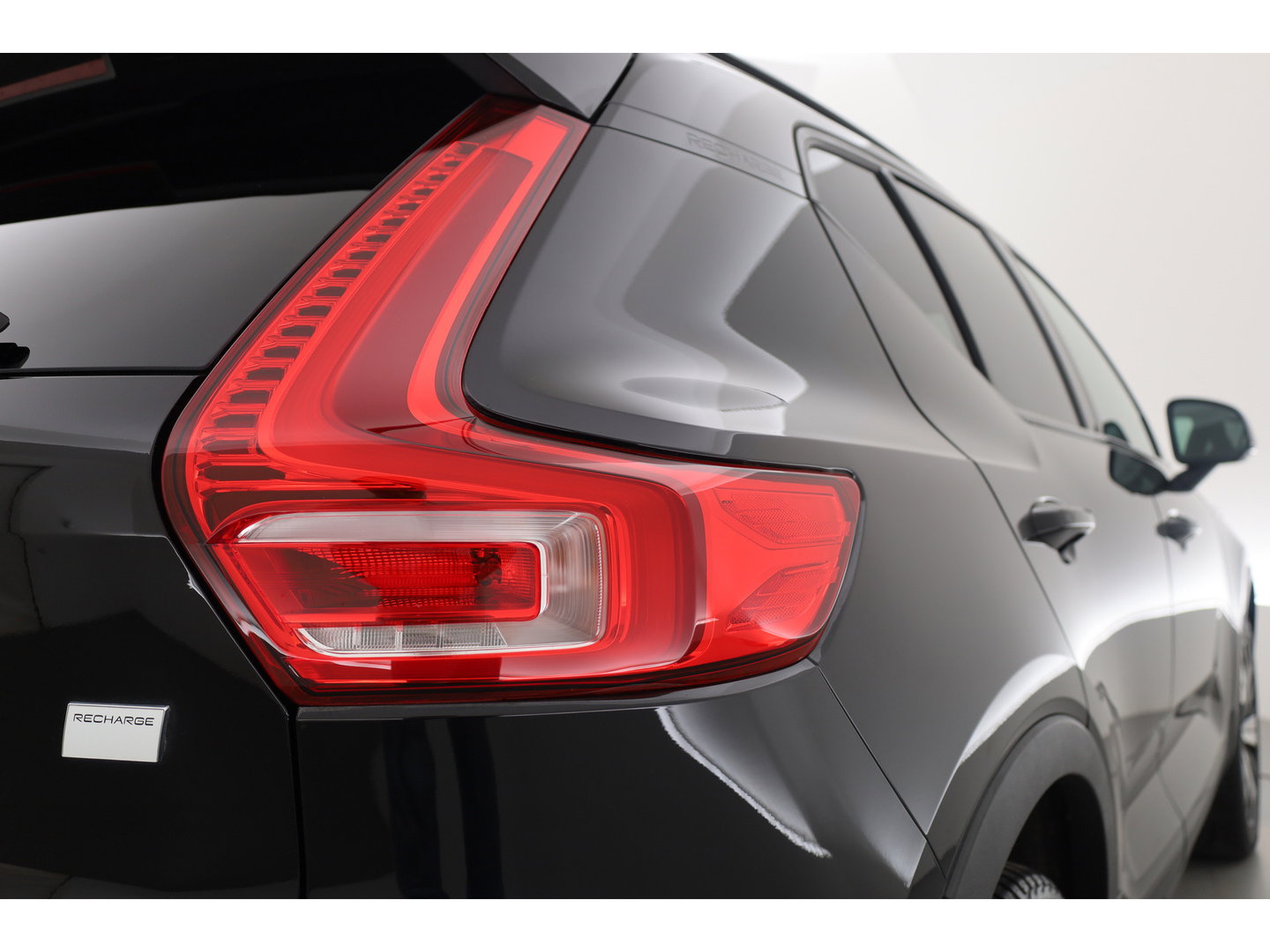Volvo XC40 Single Motor Plus 70 kWh | Prijs Rijklaar | Adap. Cruise | Dodehoek (Blis) |Stoel + stuurverwarming | Warmtepomp | Google |