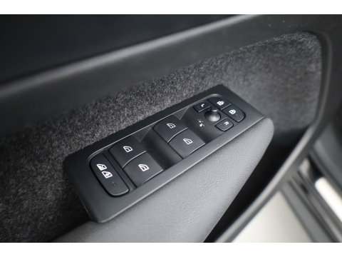 Volvo XC40 Single Motor Plus 70 kWh | Prijs Rijklaar | Adap. Cruise | Dodehoek (Blis) |Stoel + stuurverwarming | Warmtepomp | Google |