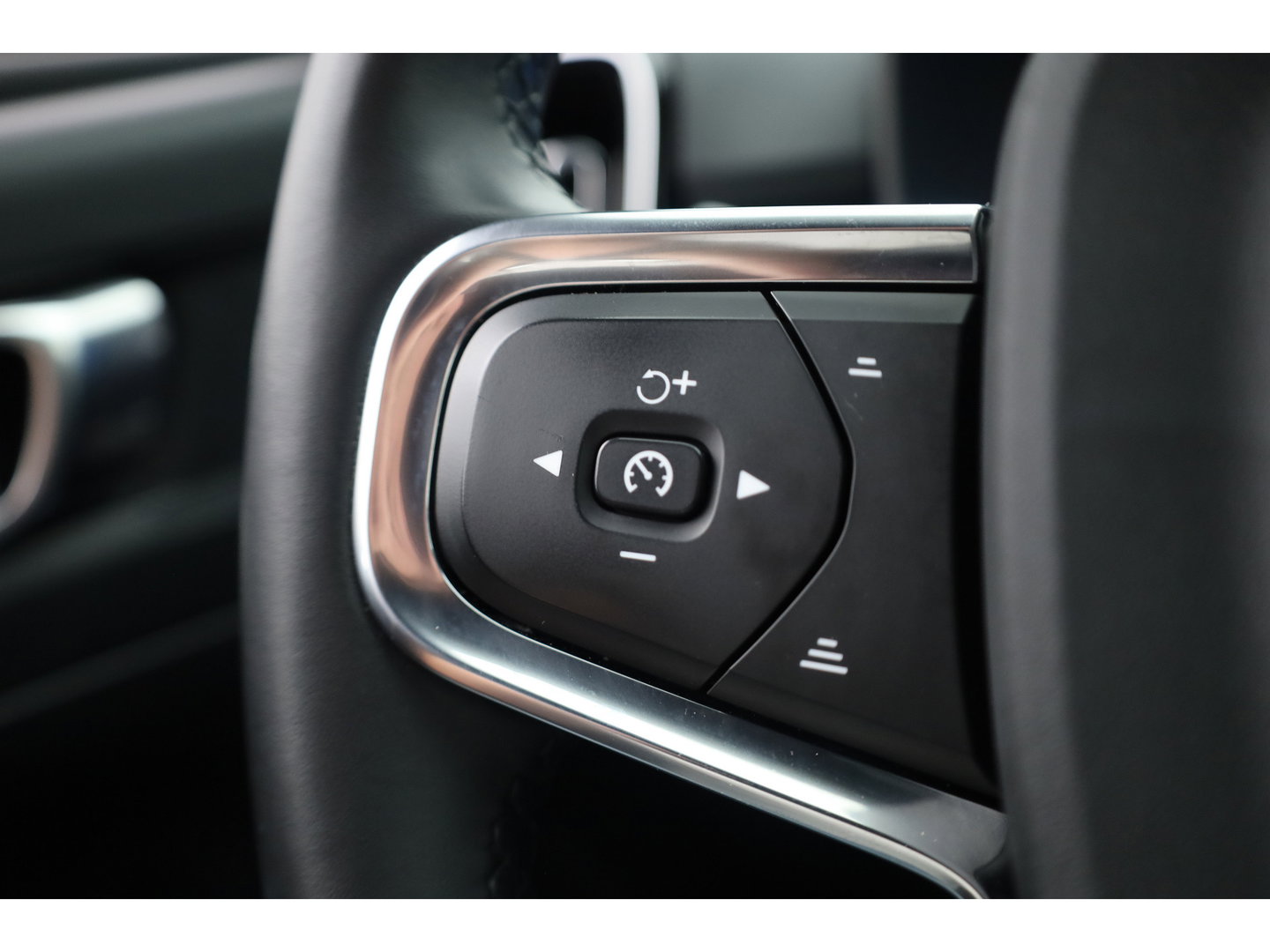 Volvo XC40 Single Motor Plus 70 kWh | Prijs Rijklaar | Adap. Cruise | Dodehoek (Blis) |Stoel + stuurverwarming | Warmtepomp | Google |