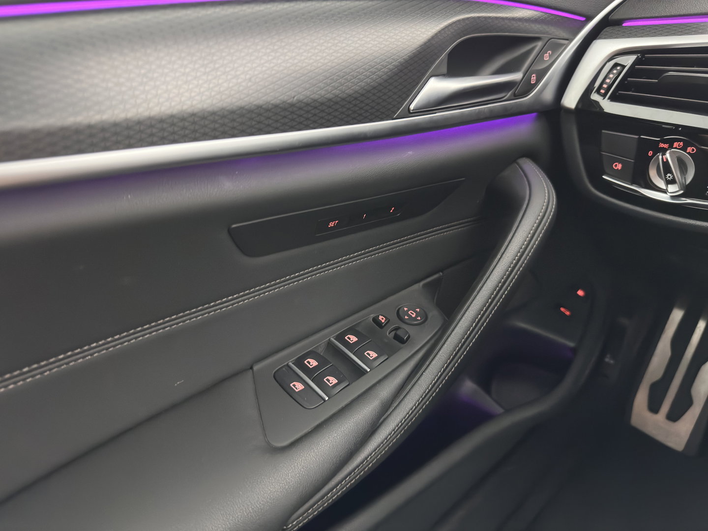 BMW 5 Serie 530e Business Edition Plus M-Sportpack (Plug-in) (INCL.BTW) *LEATHER | FULL-LED | MEMORY-PACK | DIGI-COCKPIT | HIFI-SOUND | CAMERA | NAVI-FULLMAP | PRIVACY-GLASS | SHIFT-PADDLES | ECC | PDC | CRUISE | 18''ALU*