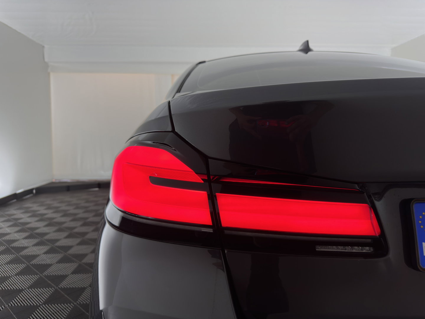 BMW 5 Serie 530e Business Edition Plus M-Sportpack (Plug-in) (INCL.BTW) *LEATHER | FULL-LED | MEMORY-PACK | DIGI-COCKPIT | HIFI-SOUND | CAMERA | NAVI-FULLMAP | PRIVACY-GLASS | SHIFT-PADDLES | ECC | PDC | CRUISE | 18''ALU*