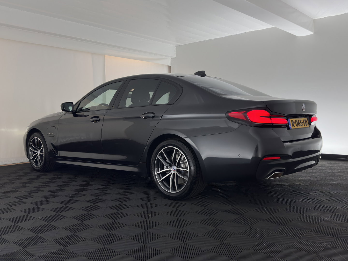 BMW 5 Serie 530e Business Edition Plus M-Sportpack (Plug-in) (INCL.BTW) *LEATHER | FULL-LED | MEMORY-PACK | DIGI-COCKPIT | HIFI-SOUND | CAMERA | NAVI-FULLMAP | PRIVACY-GLASS | SHIFT-PADDLES | ECC | PDC | CRUISE | 18''ALU*