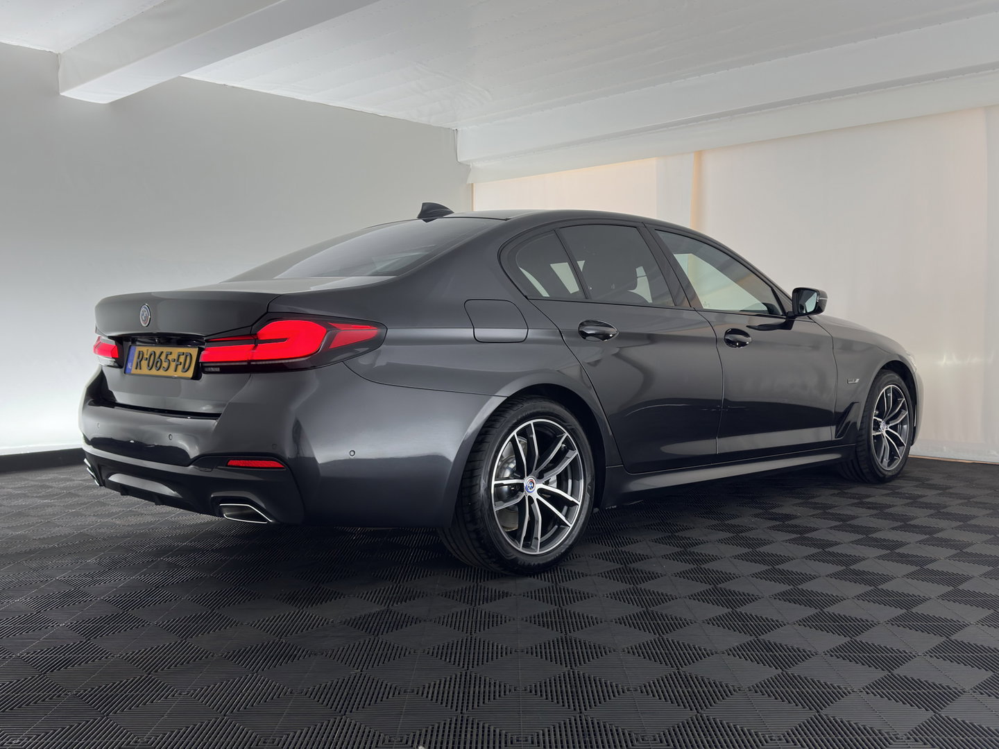 BMW 5 Serie 530e Business Edition Plus M-Sportpack (Plug-in) (INCL.BTW) *LEATHER | FULL-LED | MEMORY-PACK | DIGI-COCKPIT | HIFI-SOUND | CAMERA | NAVI-FULLMAP | PRIVACY-GLASS | SHIFT-PADDLES | ECC | PDC | CRUISE | 18''ALU*