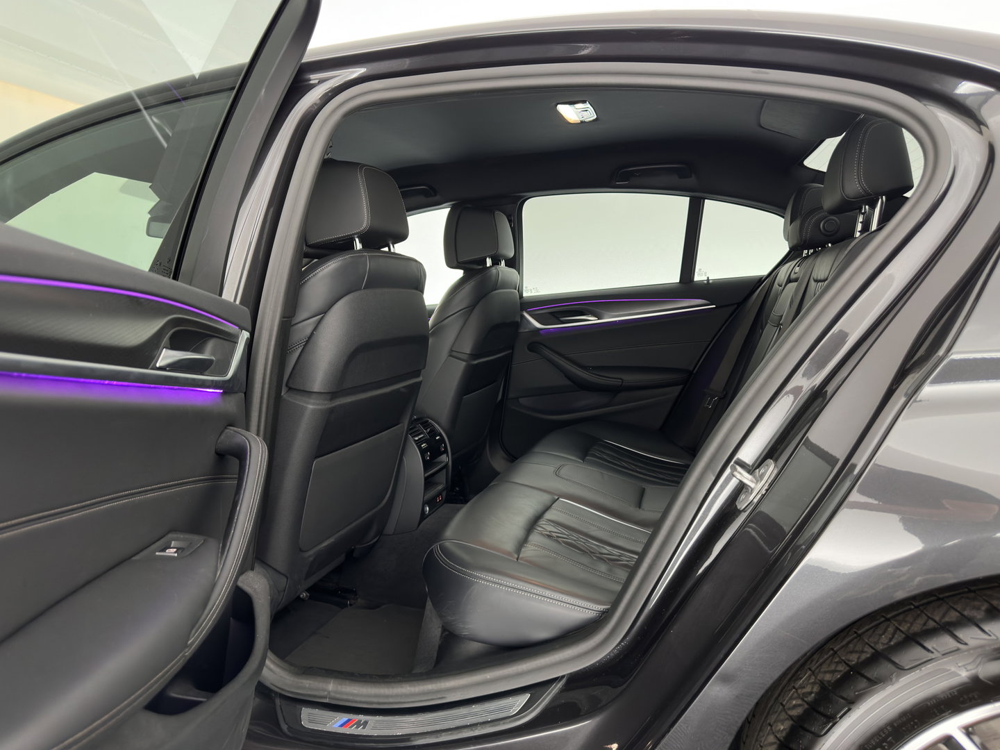 BMW 5 Serie 530e Business Edition Plus M-Sportpack (Plug-in) (INCL.BTW) *LEATHER | FULL-LED | MEMORY-PACK | DIGI-COCKPIT | HIFI-SOUND | CAMERA | NAVI-FULLMAP | PRIVACY-GLASS | SHIFT-PADDLES | ECC | PDC | CRUISE | 18''ALU*