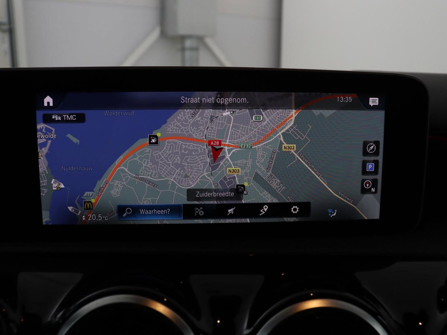 Mercedes-Benz A-Klasse 180 Business Solution AMG | Leder/alcantara | Stoelverwarming | Cruise control | Widescreen | Carplay | Climate control | Camera | Park assist |