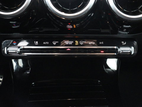 Mercedes-Benz A-Klasse 180 Business Solution AMG | Leder/alcantara | Stoelverwarming | Cruise control | Widescreen | Carplay | Climate control | Camera | Park assist |