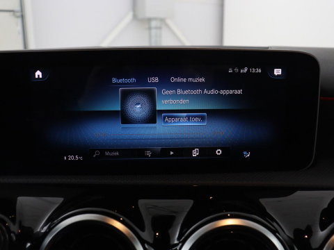 Mercedes-Benz A-Klasse 180 Business Solution AMG | Leder/alcantara | Stoelverwarming | Cruise control | Widescreen | Carplay | Climate control | Camera | Park assist |