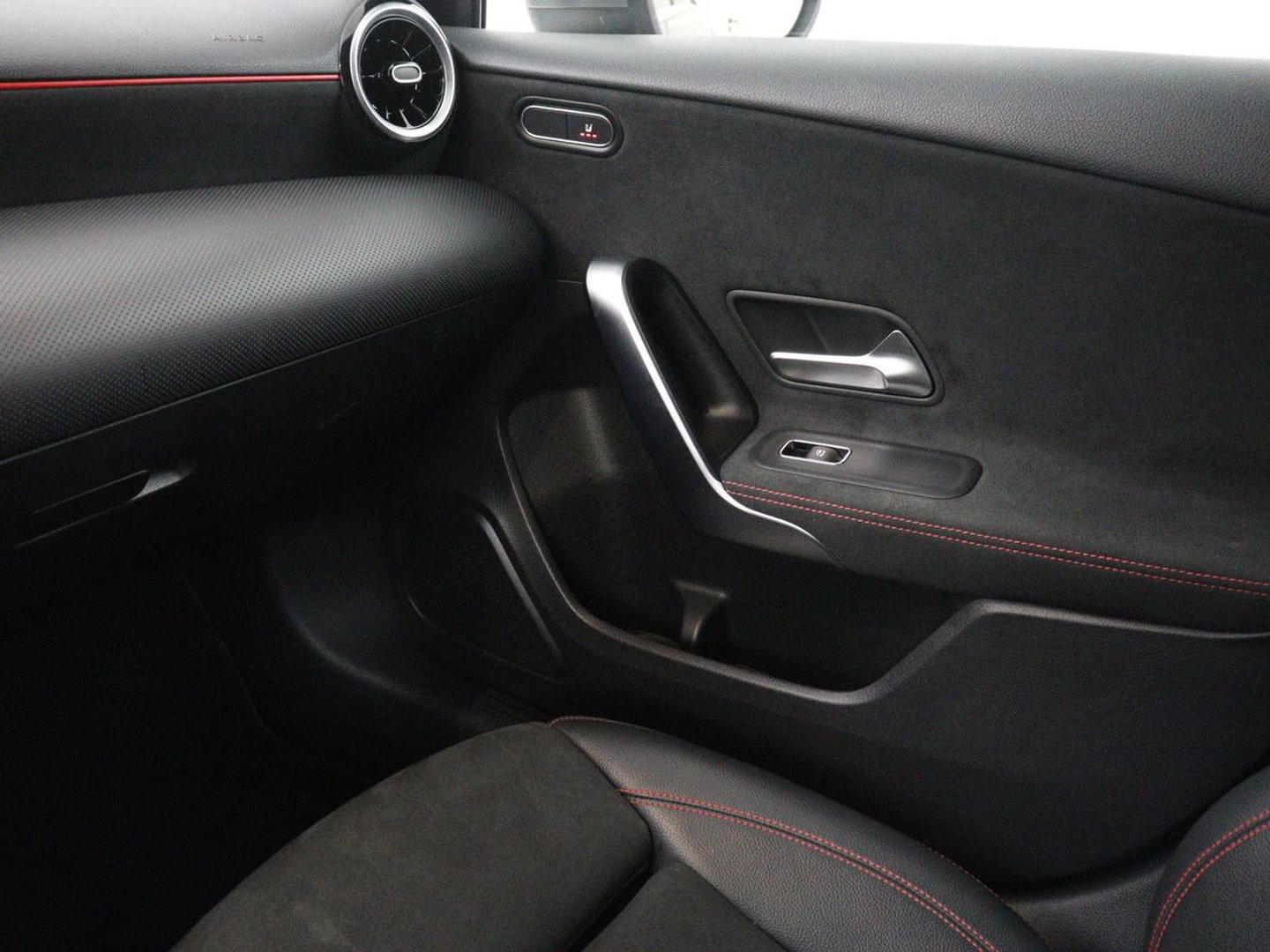 Mercedes-Benz A-Klasse 180 Business Solution AMG | Leder/alcantara | Stoelverwarming | Cruise control | Widescreen | Carplay | Climate control | Camera | Park assist |