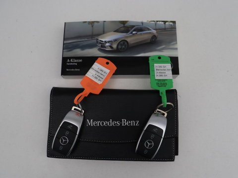 Mercedes-Benz A-Klasse 180 Business Solution AMG | Leder/alcantara | Stoelverwarming | Cruise control | Widescreen | Carplay | Climate control | Camera | Park assist |
